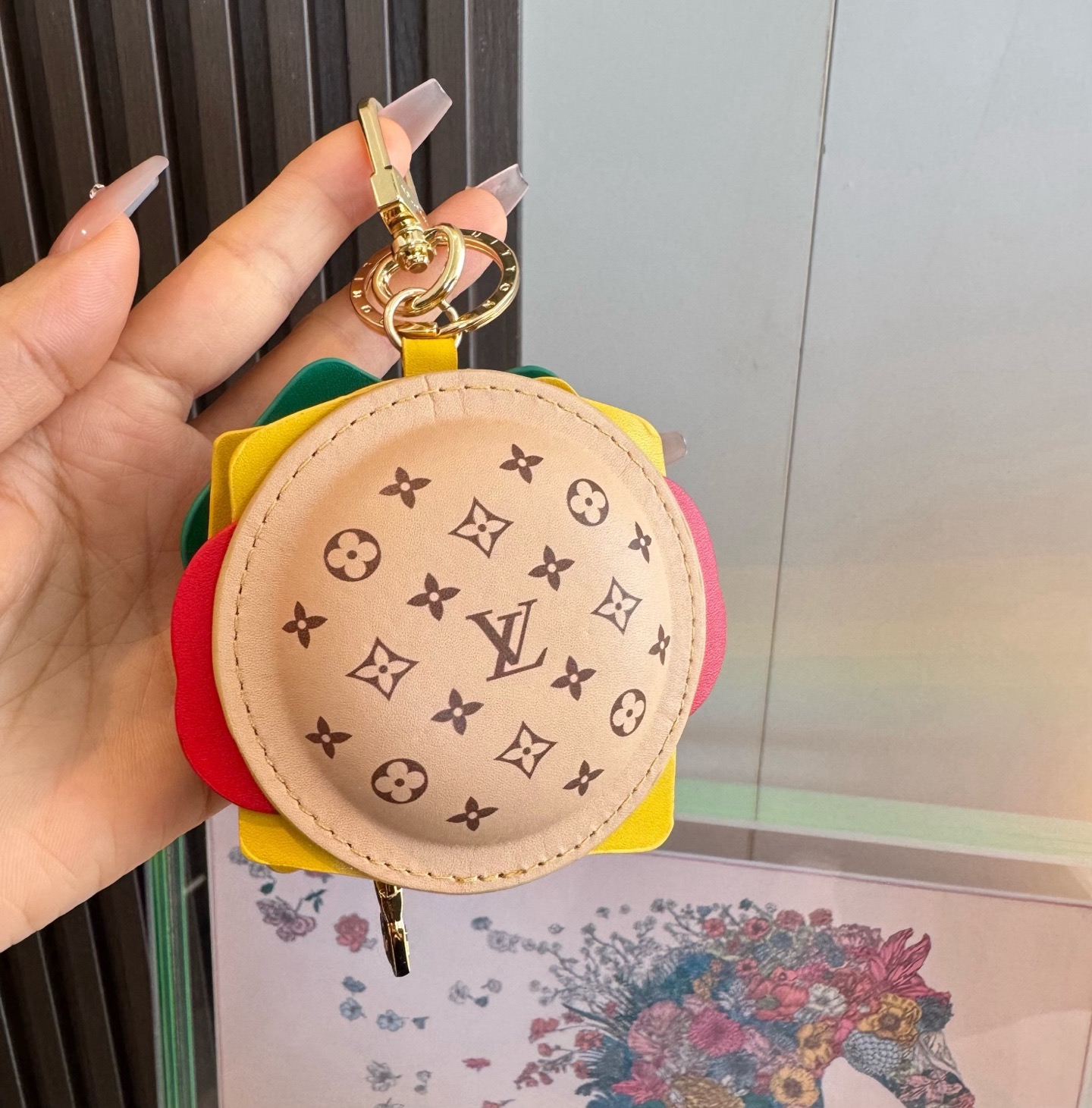 新品❗️迷你汉堡🍔挂件挂饰Lv钥匙扣 蓝牙耳机包Louis Vuitton 路易威登汉堡包🍔汉堡耳机包挂