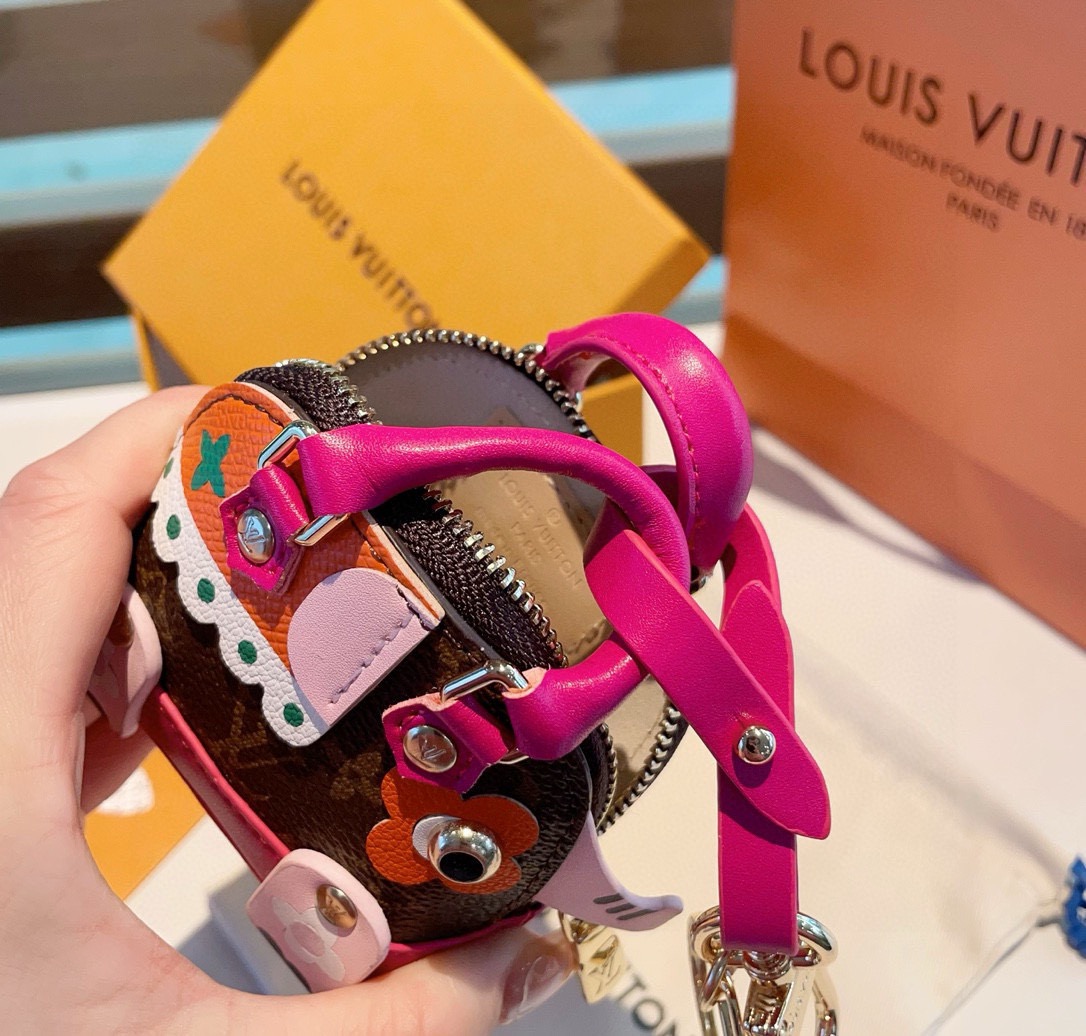 ❗️新款 LOUIS VUITTON 大象🐘钥匙扣mini包包  LV包包挂饰 零钱包，耳机包专柜码M6