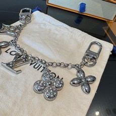 LV钥匙扣 圣诞款包饰 包包挂件包链金色&银色SPring Street Chain 包饰将 Monog LV钥匙扣 圣诞款包饰 包包挂件包链金色&银色SPring Street Chain 包饰将 Monog