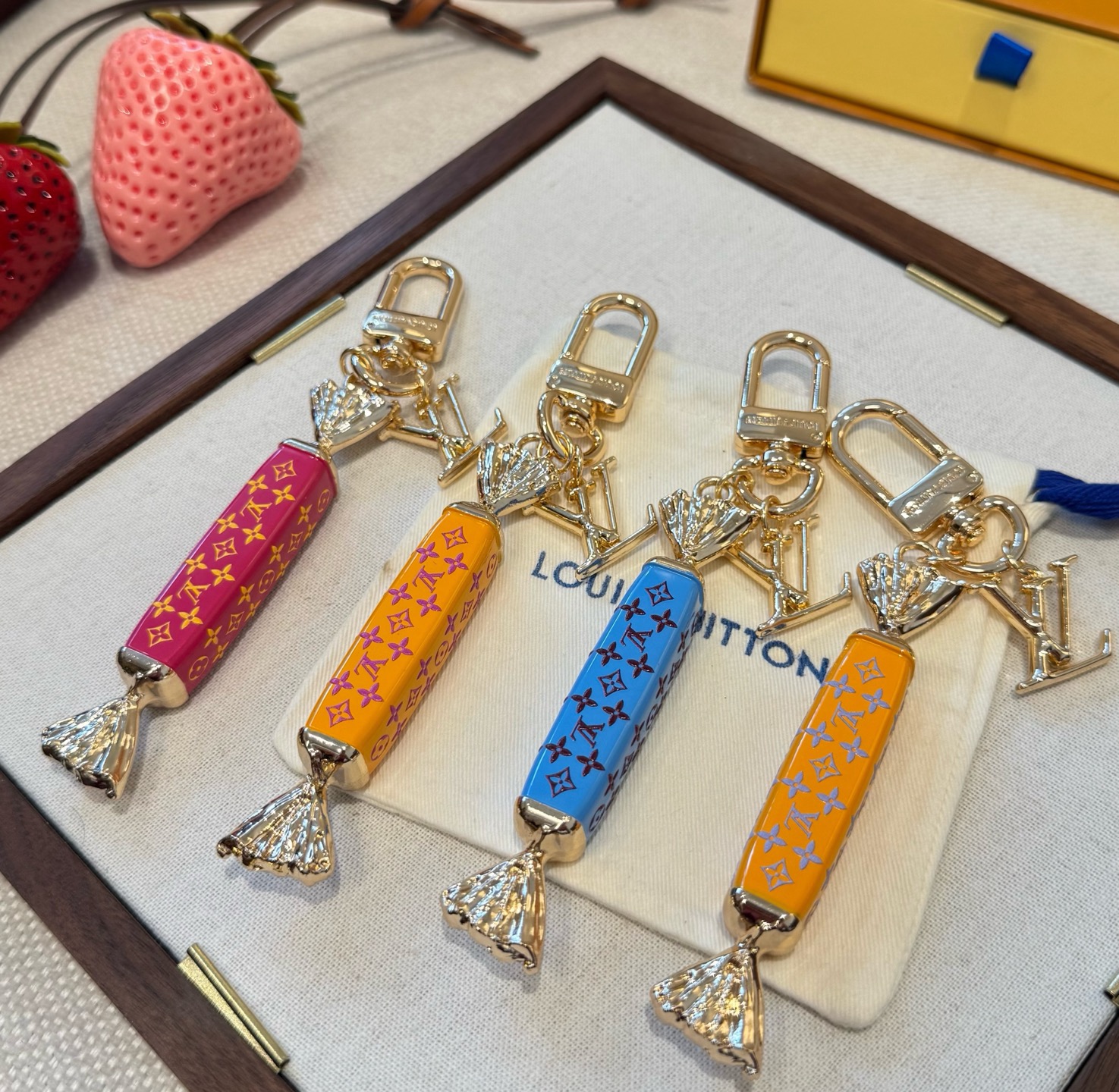 新款 LOUIS VUITTON新款 LV糖果🍬钥匙扣 包包挂件挂饰 钥匙扣☀本款 LV Sweets 
