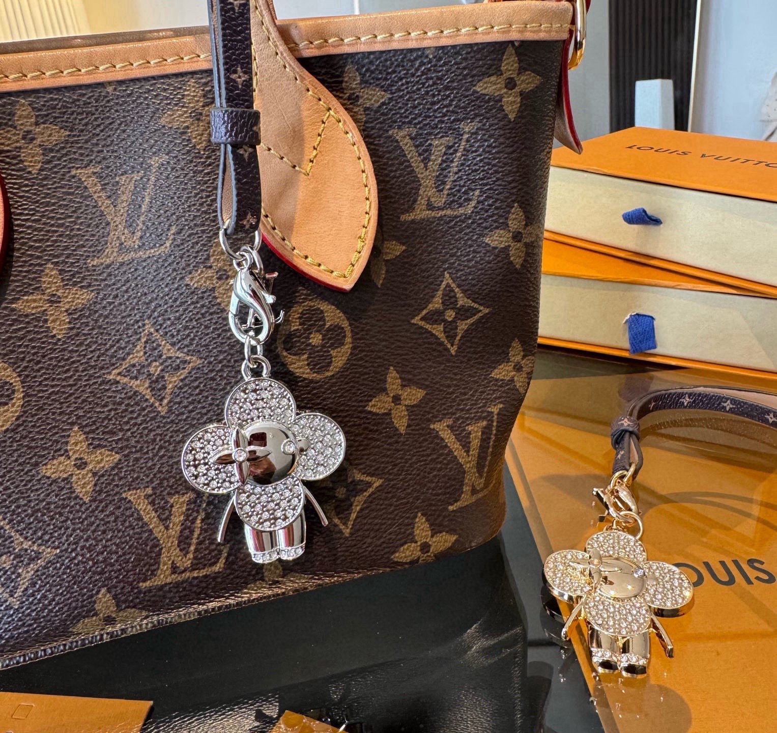 新款 LOUIS VUITTON LV双花皮绳包包挂饰 薇薇安新款挂件，钥匙扣精致。手感真的很赞[强]