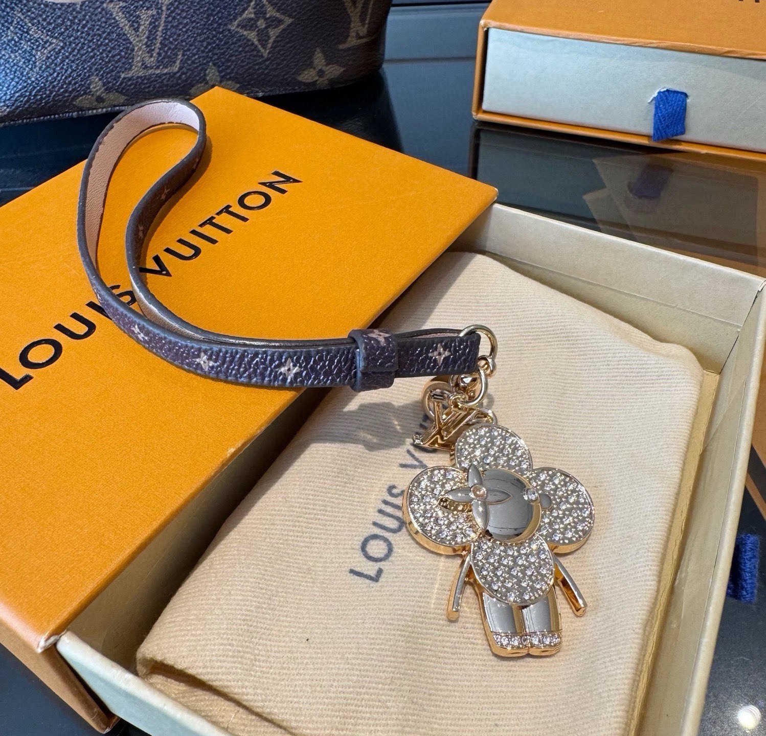 新款 LOUIS VUITTON LV双花皮绳包包挂饰 薇薇安新款挂件，钥匙扣精致。手感真的很赞[强]