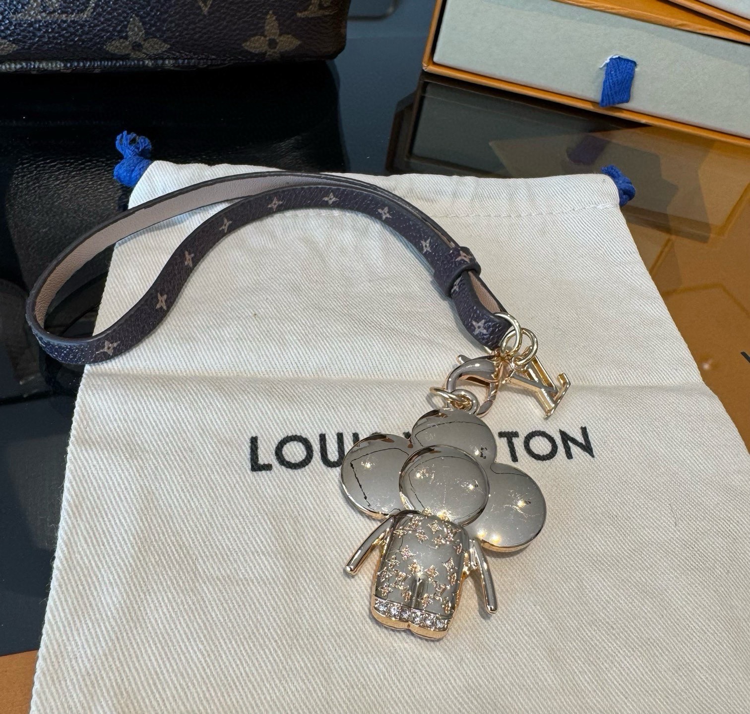 新款 LOUIS VUITTON LV双花皮绳包包挂饰 薇薇安新款挂件，钥匙扣精致。手感真的很赞[强]