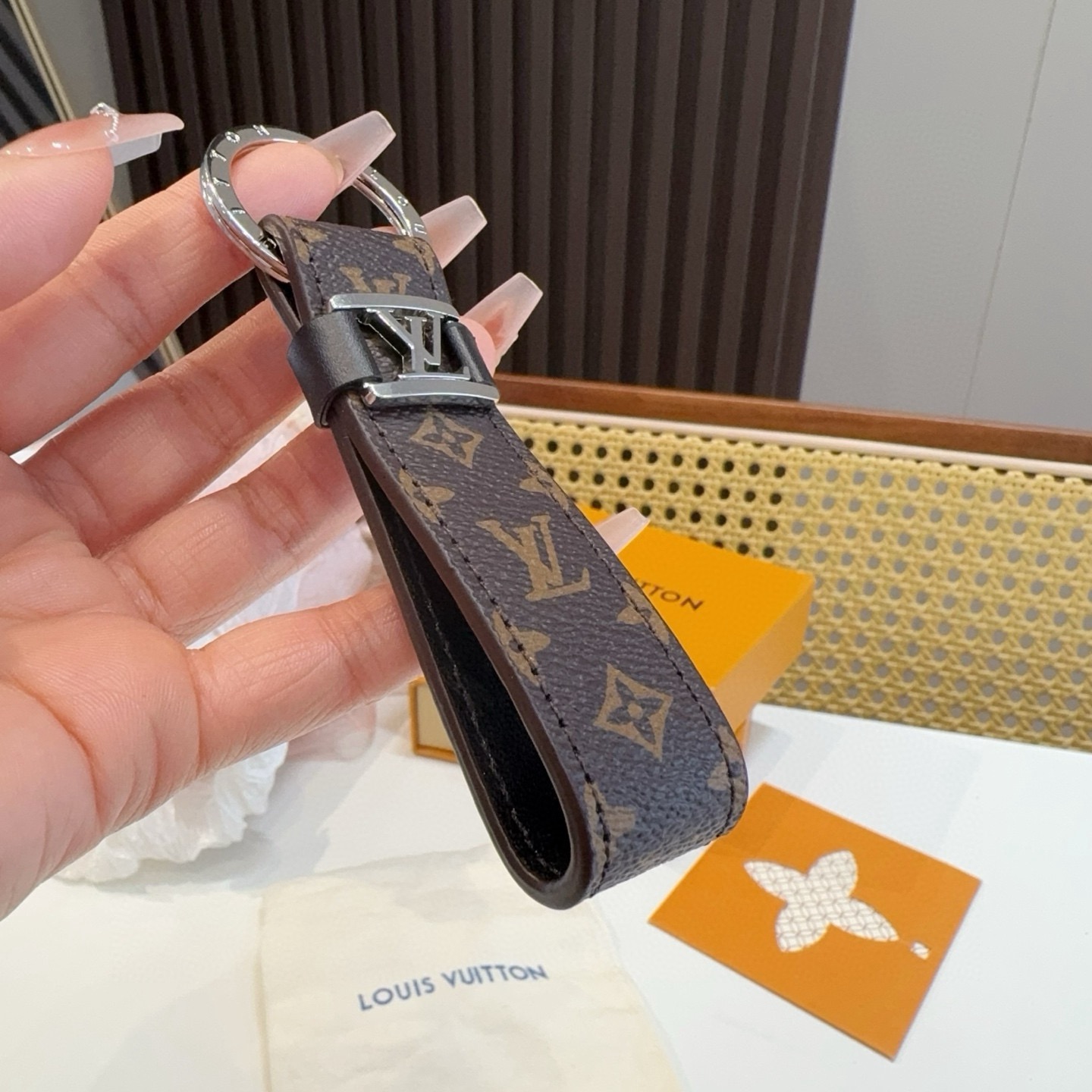 LOUIS VUITTON 官网款 LV皮绳钥匙扣  挂饰 车钥匙挂件 PU材质  原版logo 确实精