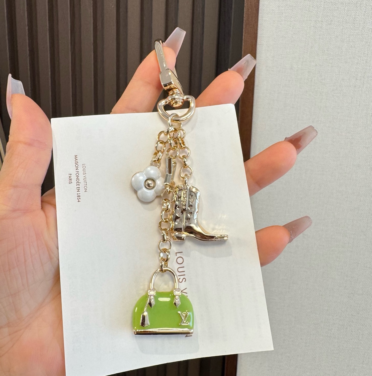LV 钥匙扣 SPring Street 包饰与钥匙扣 包包挂件 配饰 珐琅搭配金属件等多元素材质，舒展