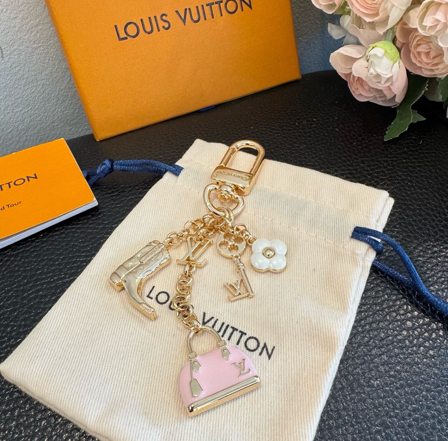 LV 钥匙扣 SPring Street 包饰与钥匙扣 包包挂件 配饰 珐琅搭配金属件等多元素材质，舒展