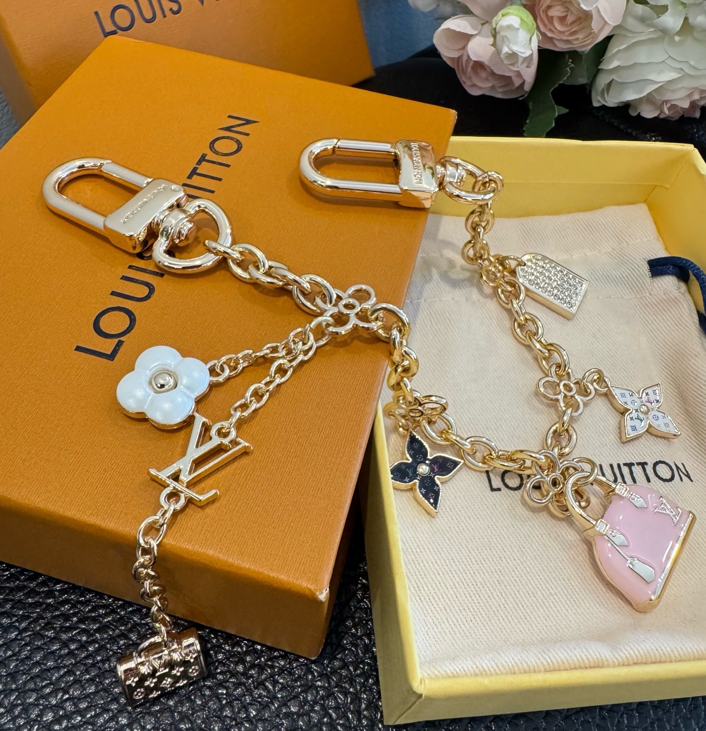 LV 钥匙扣 包包链条挂件SPring Street 包饰与钥匙扣 包包挂件 配饰 珐琅搭配金属件等多元