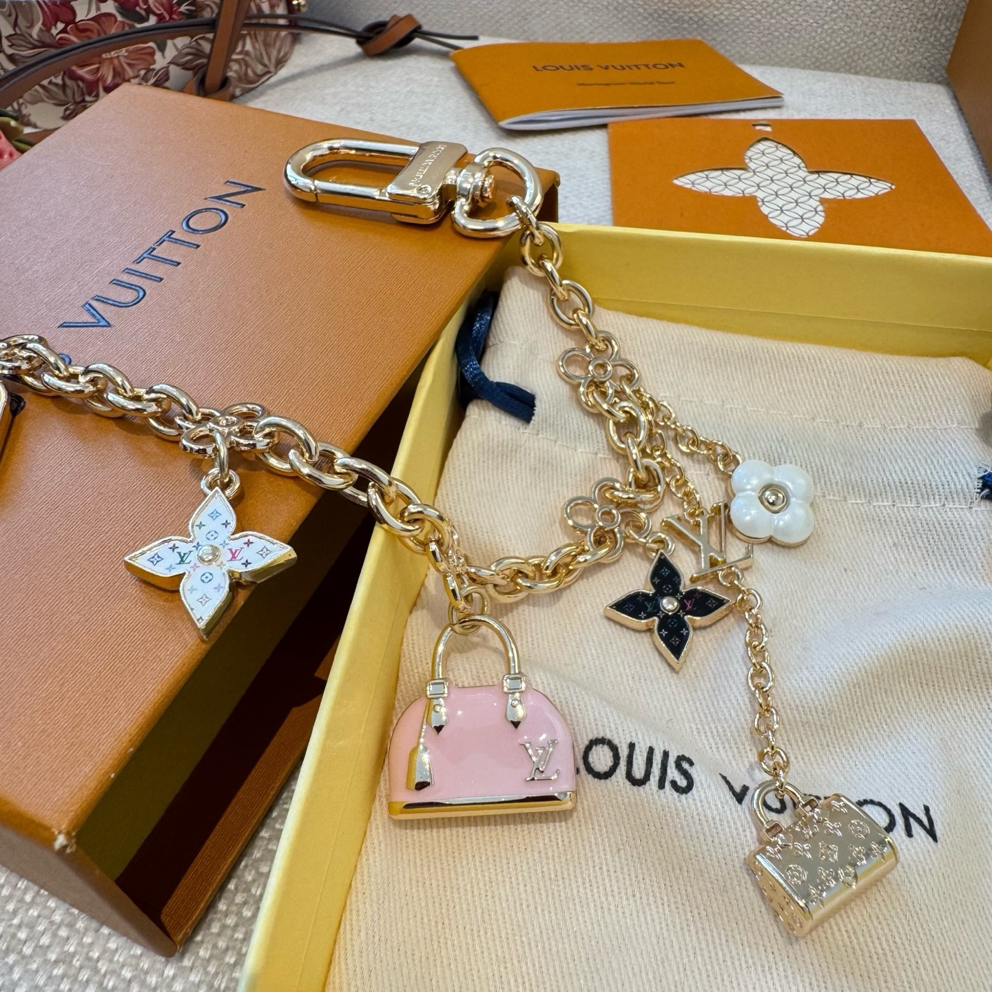 LV 钥匙扣 包包链条挂件SPring Street 包饰与钥匙扣 包包挂件 配饰 珐琅搭配金属件等多元