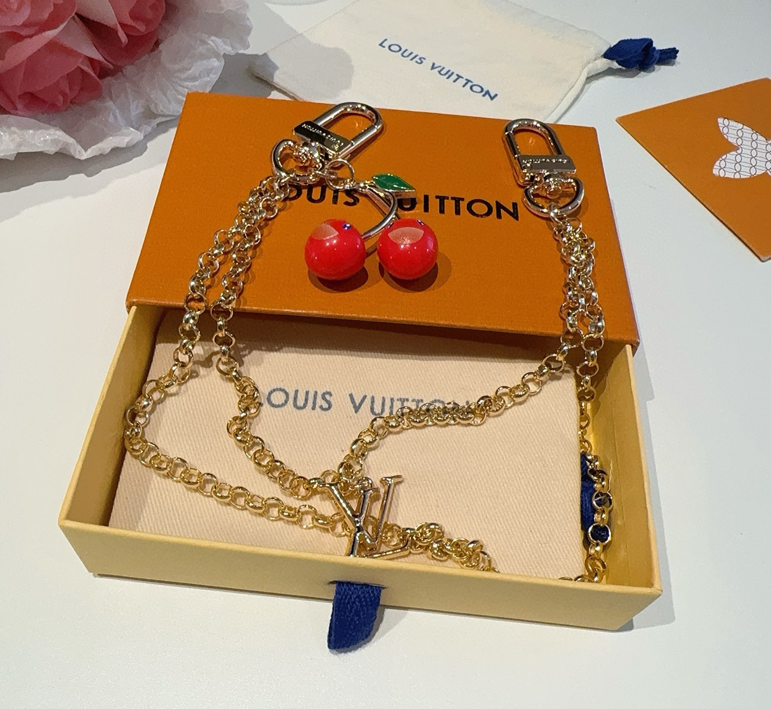 LV x TM LV Cerise 包包链条 包挂饰 钥匙扣 出自路易威登x村上隆复刻系列，为双链条设计