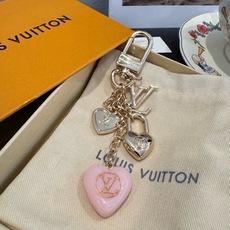 Lv 钥匙扣包包挂件挂饰SPring Street Chain 包饰将 Monogram 花卉💗和 LV Lv 钥匙扣包包挂件挂饰SPring Street Chain 包饰将 Monogram 花卉💗和 LV