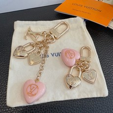 Lv 钥匙扣包包挂件挂饰SPring Street Chain 包饰将 Monogram 花卉💗和 LV Lv 钥匙扣包包挂件挂饰SPring Street Chain 包饰将 Monogram 花卉💗和 LV