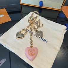 Lv 钥匙扣包包挂件挂饰SPring Street Chain 包饰将 Monogram 花卉💗和 LV Lv 钥匙扣包包挂件挂饰SPring Street Chain 包饰将 Monogram 花卉💗和 LV