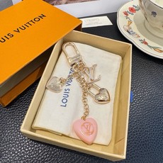 Lv 钥匙扣包包挂件挂饰SPring Street Chain 包饰将 Monogram 花卉💗和 LV Lv 钥匙扣包包挂件挂饰SPring Street Chain 包饰将 Monogram 花卉💗和 LV