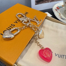 Lv 钥匙扣包包挂件挂饰SPring Street Chain 包饰将 Monogram 花卉💗和 LV Lv 钥匙扣包包挂件挂饰SPring Street Chain 包饰将 Monogram 花卉💗和 LV