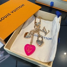 Lv 钥匙扣包包挂件挂饰SPring Street Chain 包饰将 Monogram 花卉💗和 LV Lv 钥匙扣包包挂件挂饰SPring Street Chain 包饰将 Monogram 花卉💗和 LV