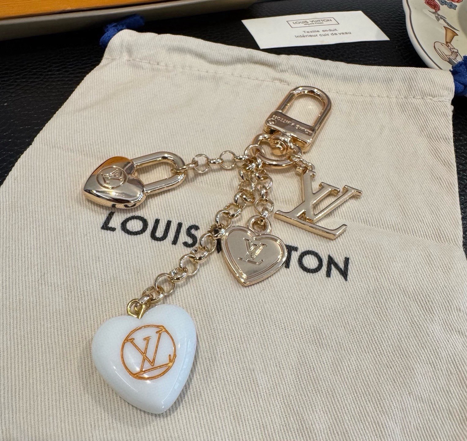Lv 钥匙扣包包挂件挂饰SPring Street Chain 包饰将 Monogram 花卉💗和 LV