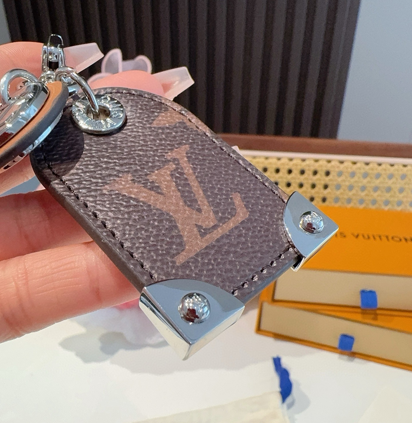 路易威登LV钥匙扣挂件M64180  Travel Tag包饰与钥匙扣彰显游牧精神，向路易威登制箱传统致