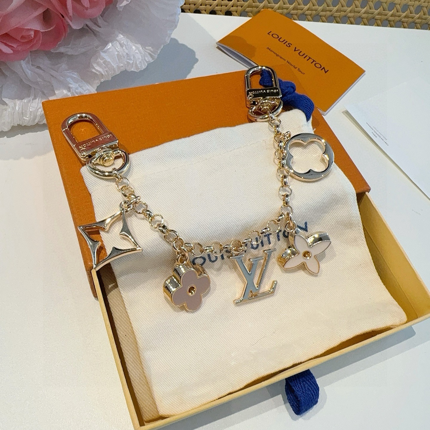 lv钥匙扣 包包挂链 挂饰Fleur de Monogram 包饰链条聚焦经典 Monogram 元素，