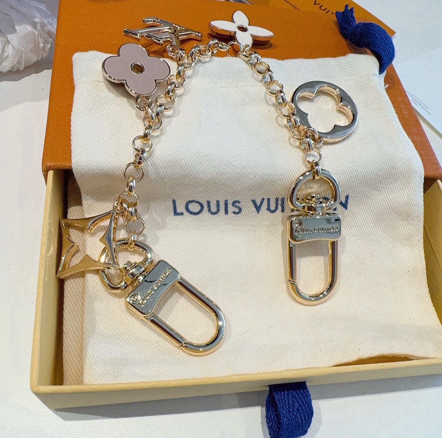 lv钥匙扣 包包挂链 挂饰Fleur de Monogram 包饰链条聚焦经典 Monogram 元素，