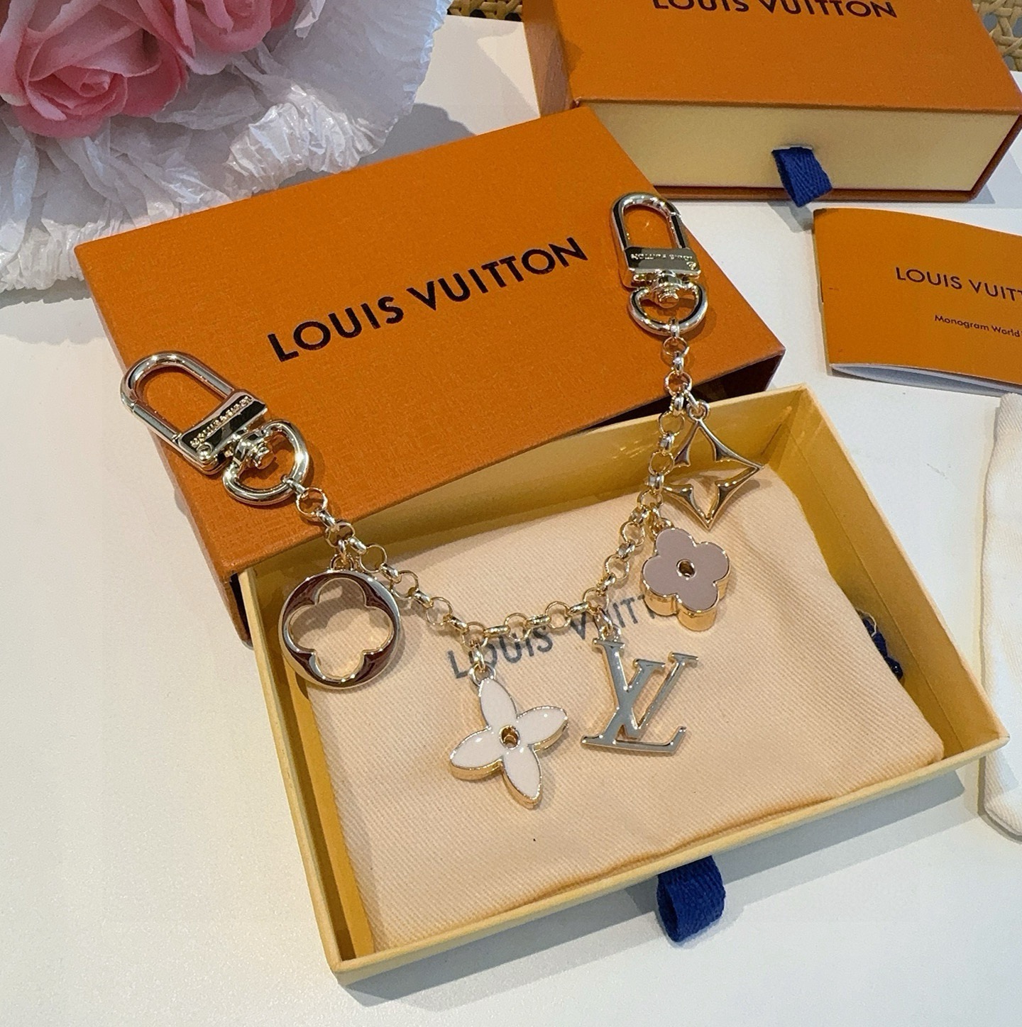 lv钥匙扣 包包挂链 挂饰Fleur de Monogram 包饰链条聚焦经典 Monogram 元素，