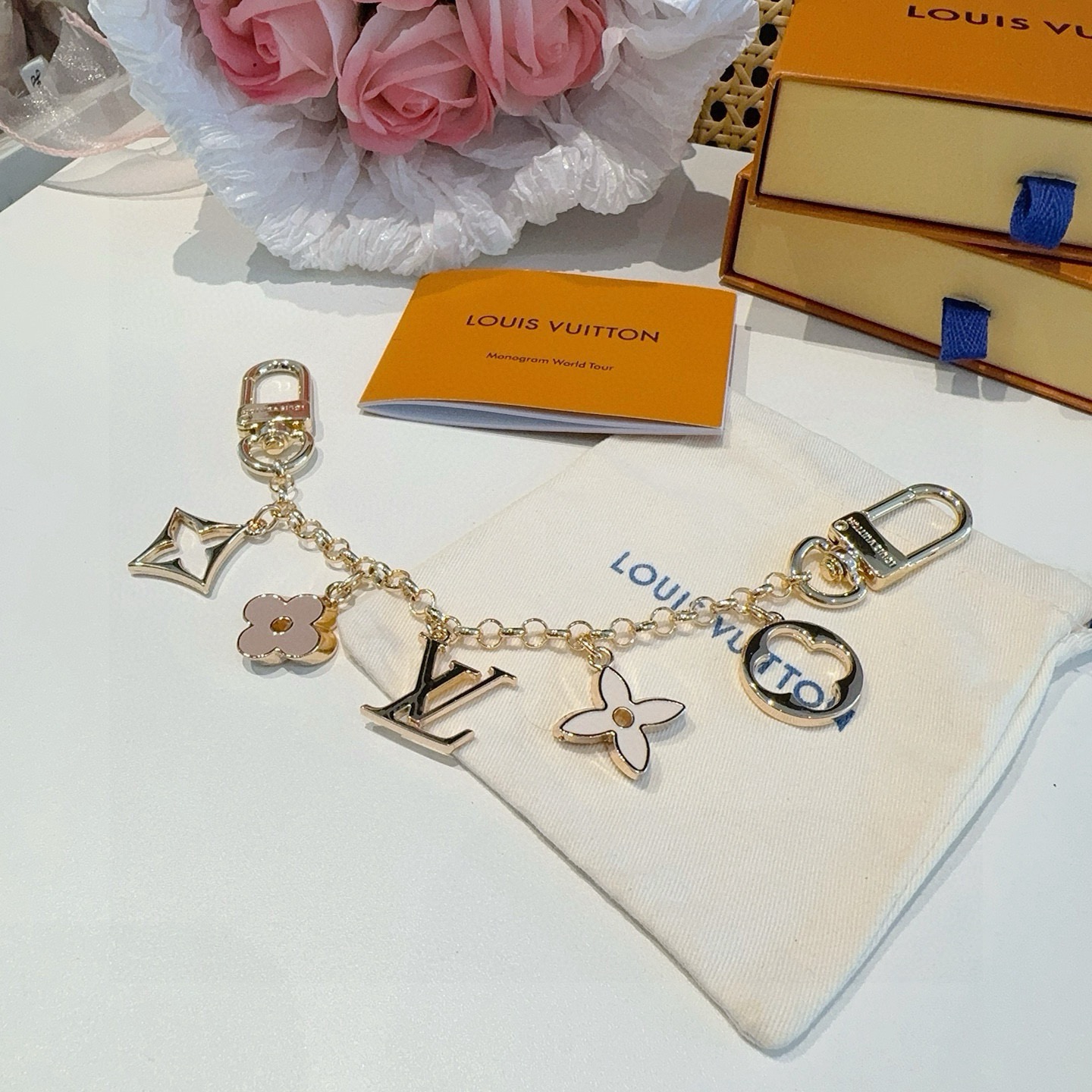 lv钥匙扣 包包挂链 挂饰Fleur de Monogram 包饰链条聚焦经典 Monogram 元素，