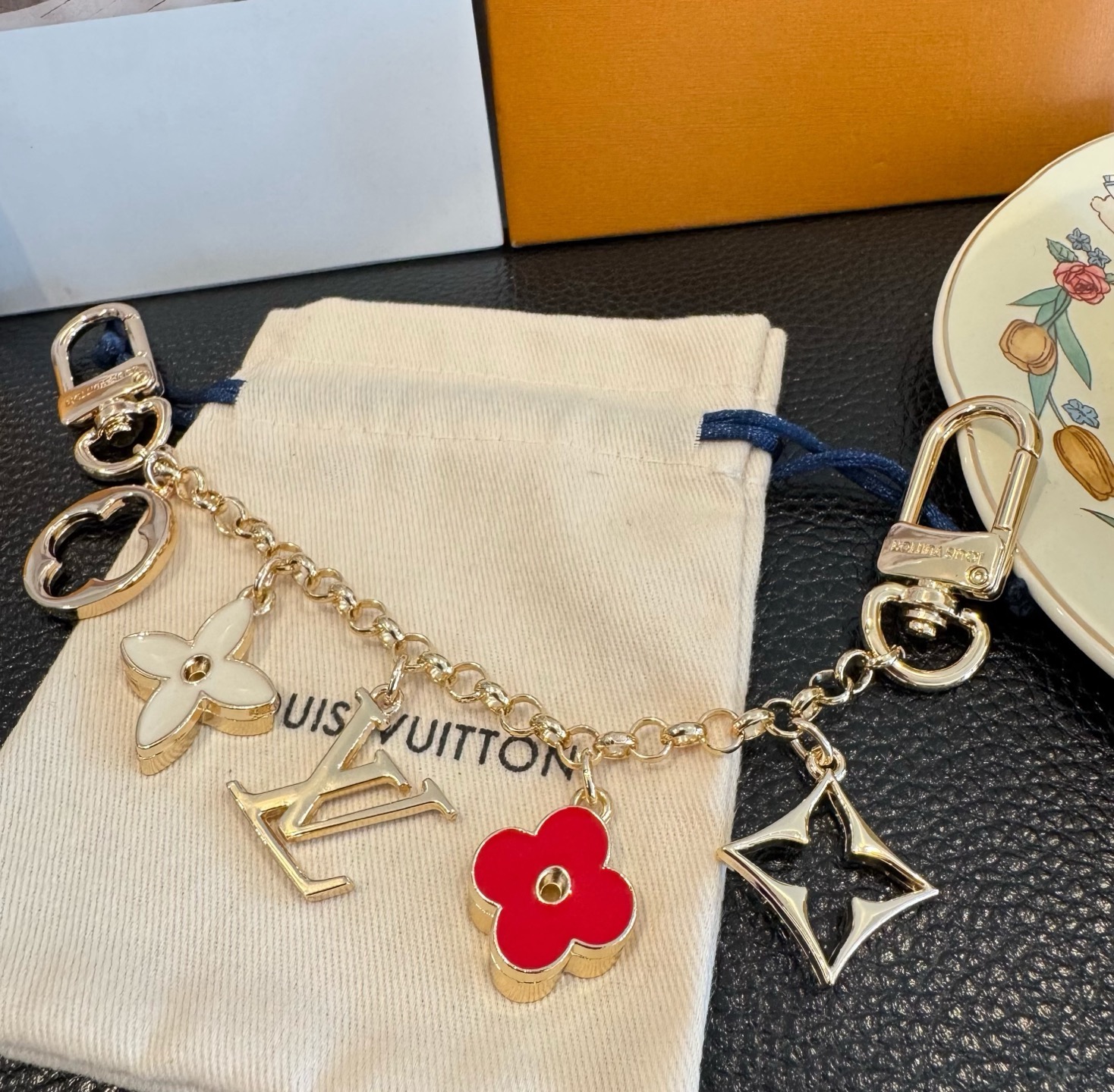 lv钥匙扣 包包挂链 挂饰Fleur de Monogram 包饰链条聚焦经典 Monogram 元素，