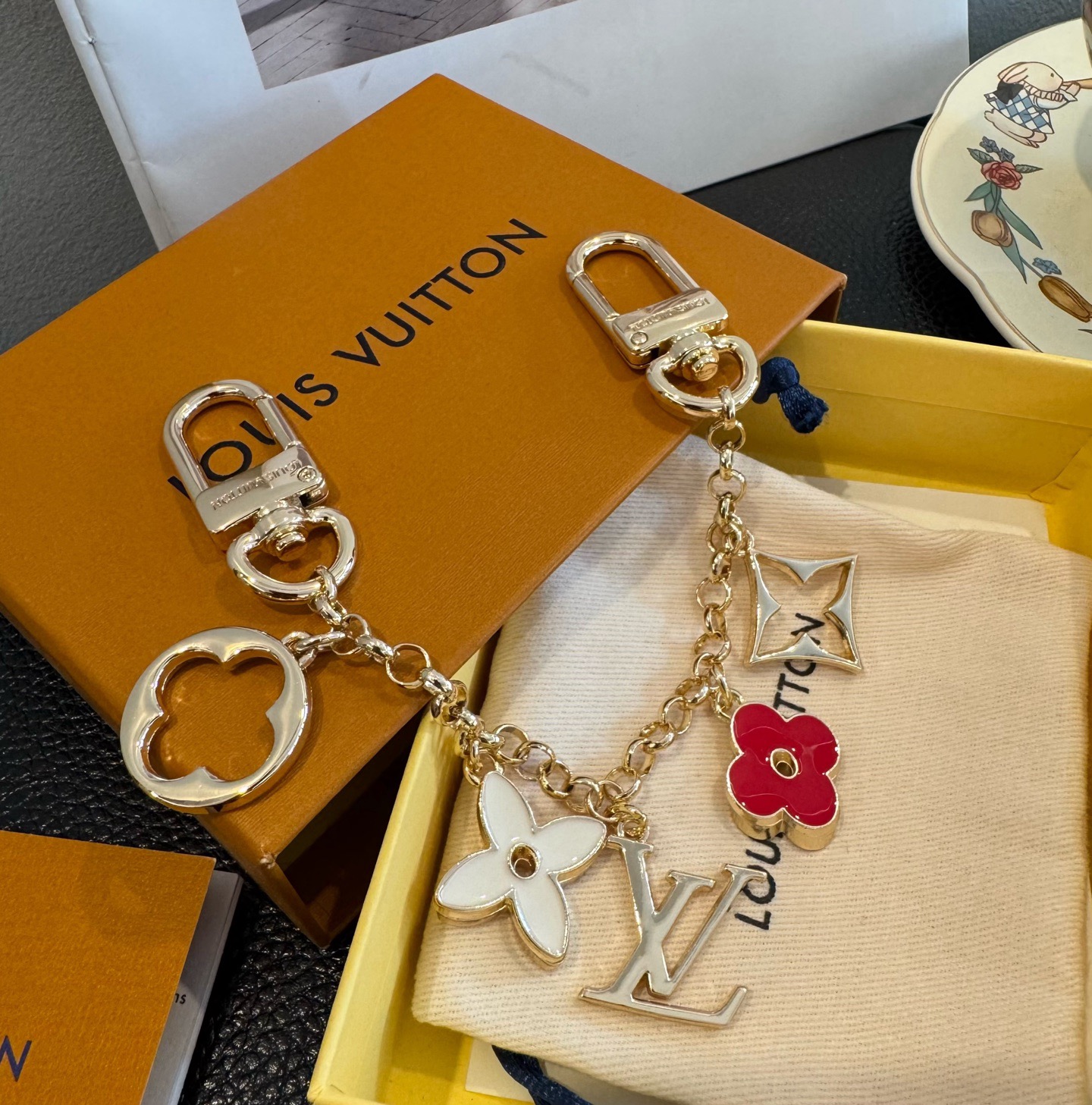 lv钥匙扣 包包挂链 挂饰Fleur de Monogram 包饰链条聚焦经典 Monogram 元素，