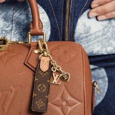 LOUIS VUITTON官网M LV 包饰与钥匙扣挂件LV Cherished Tab 钥匙扣结合 LOUIS VUITTON官网M LV 包饰与钥匙扣挂件LV Cherished Tab 钥匙扣结合