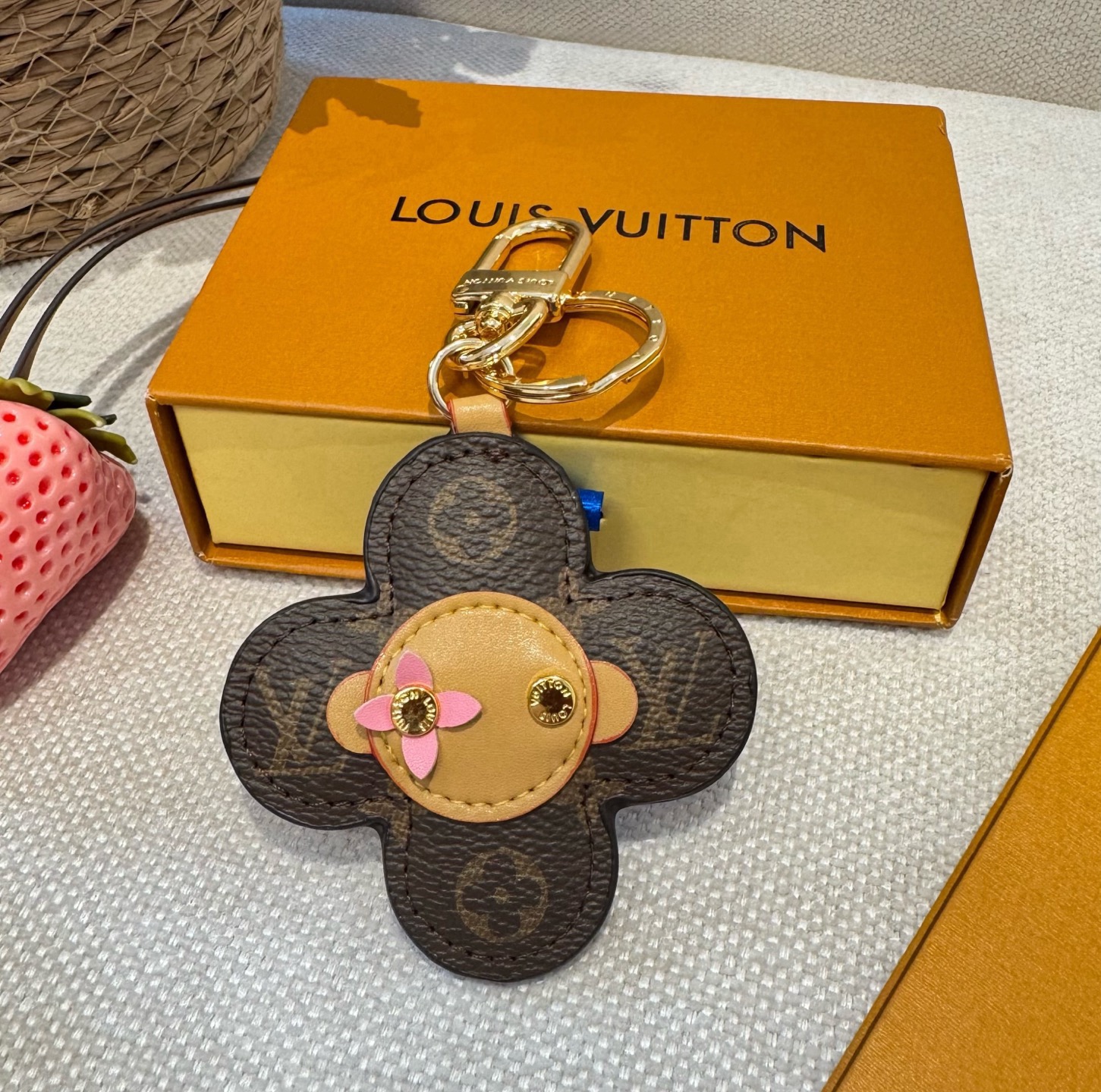 LOUIS VUITTON新款包饰与钥匙扣。LV薇薇安太阳花包包挂件 手机壳挂件可满足各种时尚品味的实用