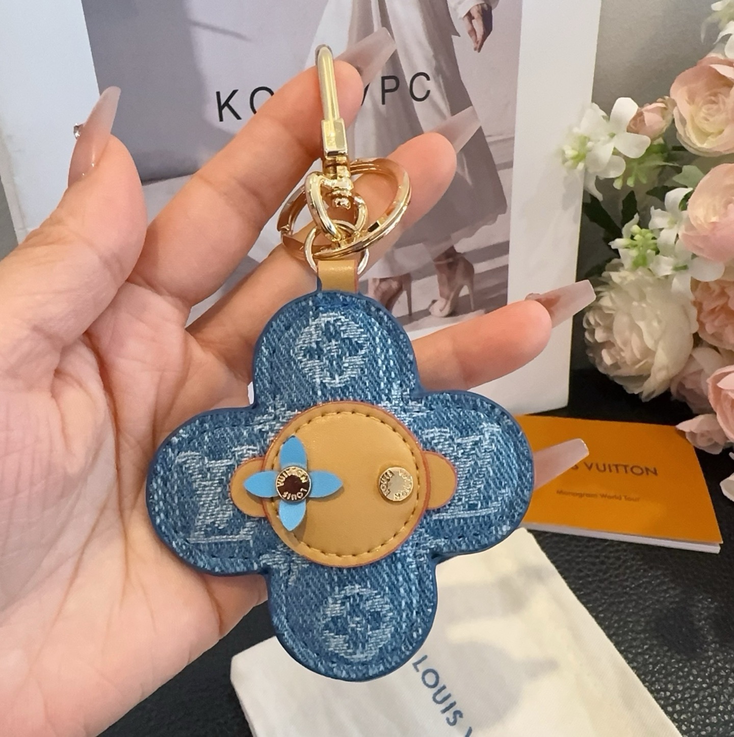 LOUIS VUITTON新款包饰与钥匙扣。LV薇薇安太阳花包包挂件 手机壳挂件可满足各种时尚品味的实用