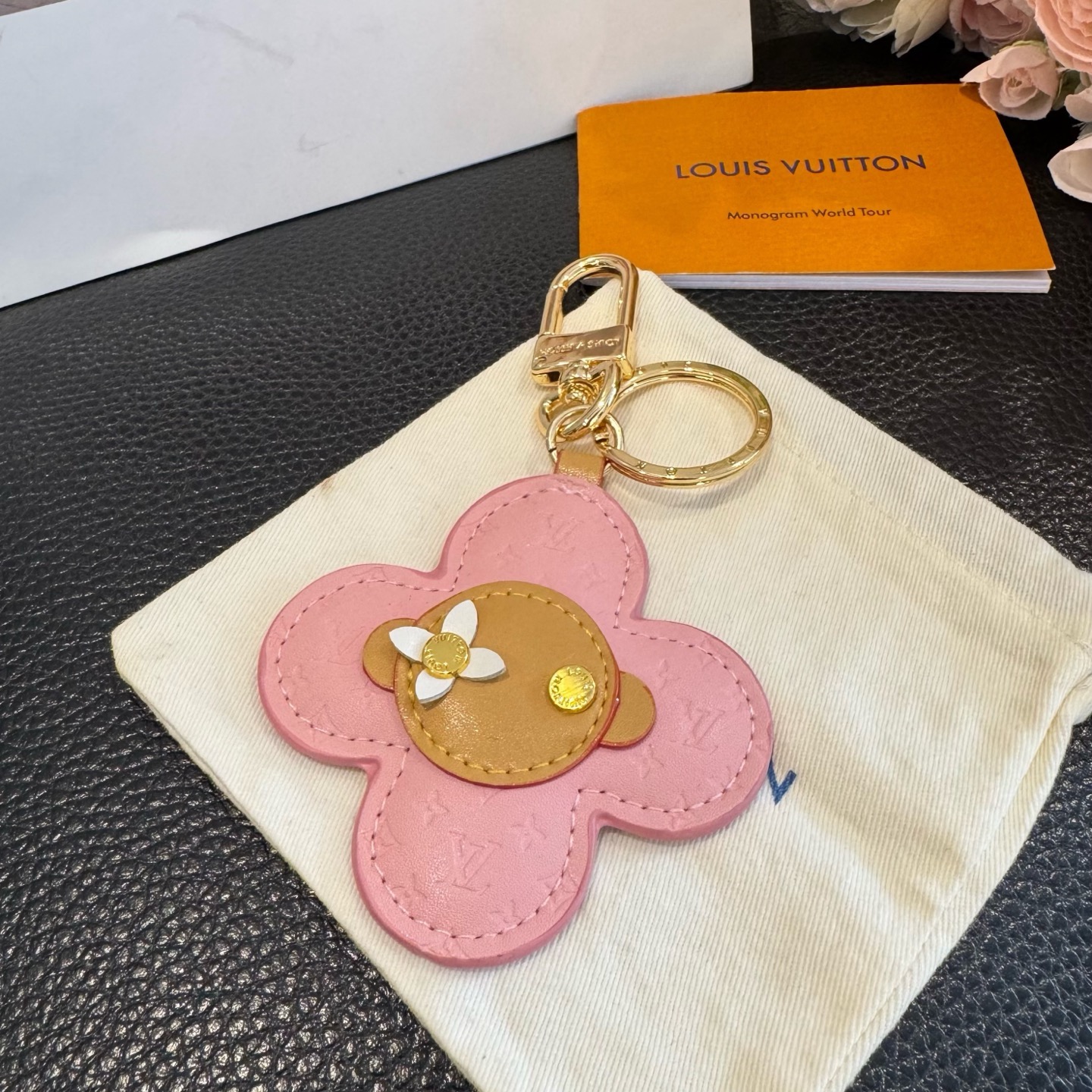 LOUIS VUITTON新款包饰与钥匙扣。LV薇薇安太阳花包包挂件 手机壳挂件可满足各种时尚品味的实用