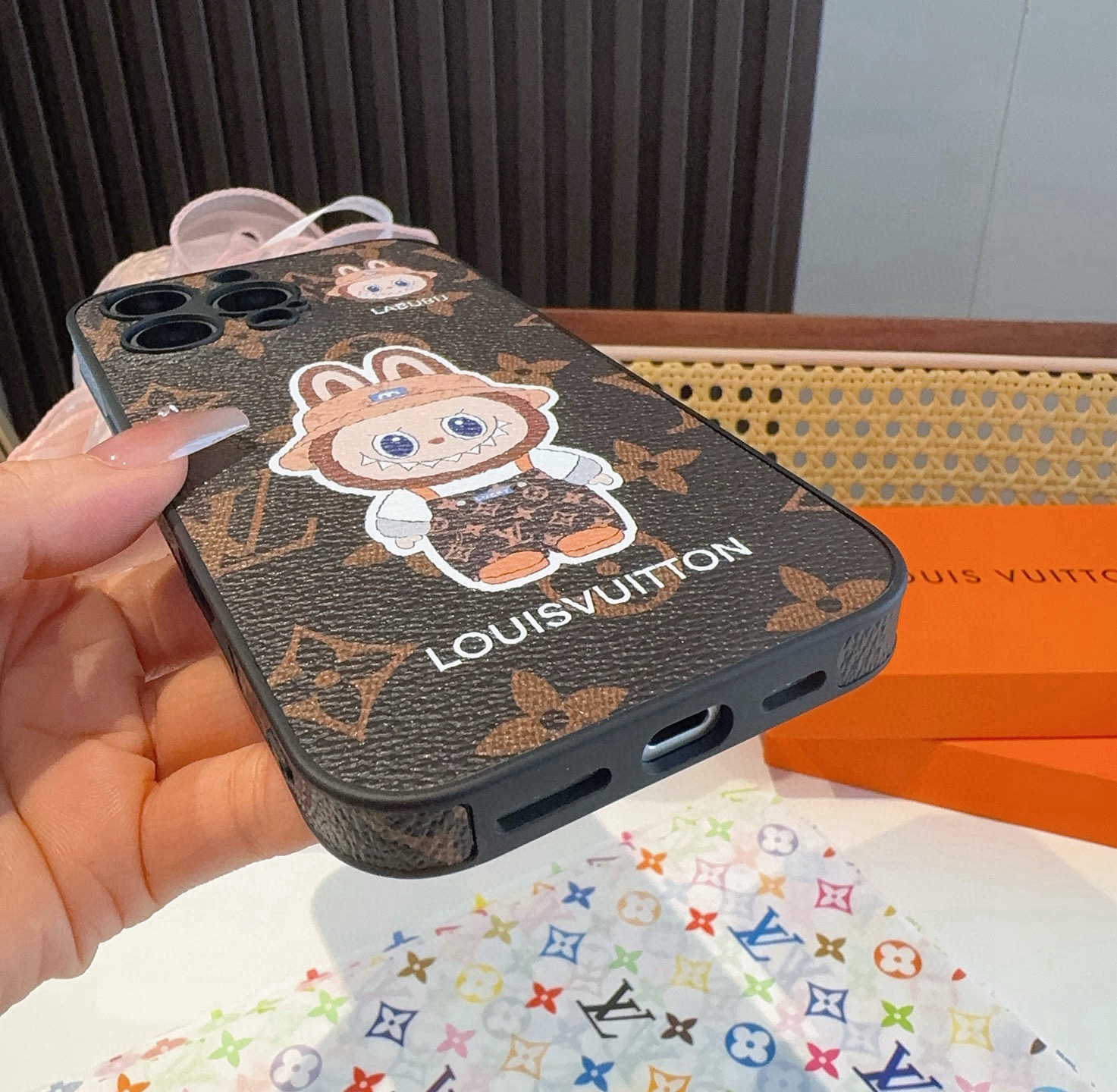Lv精孔全包手机壳 拉布布图案Lv全包围边皮质手机壳型号：为了不出现报错型号，请打开本机查看手机设置显示