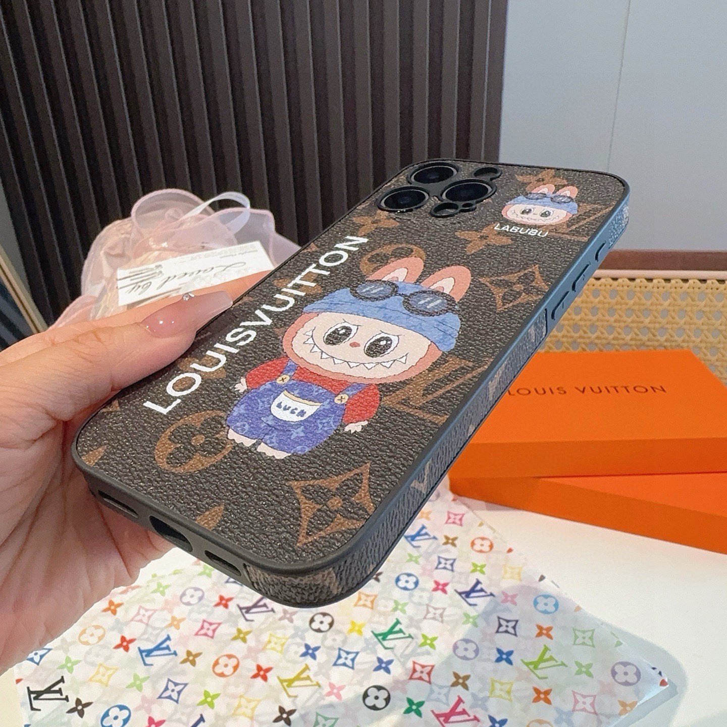 Lv精孔全包手机壳 拉布布图案Lv全包围边皮质手机壳型号：为了不出现报错型号，请打开本机查看手机设置显示