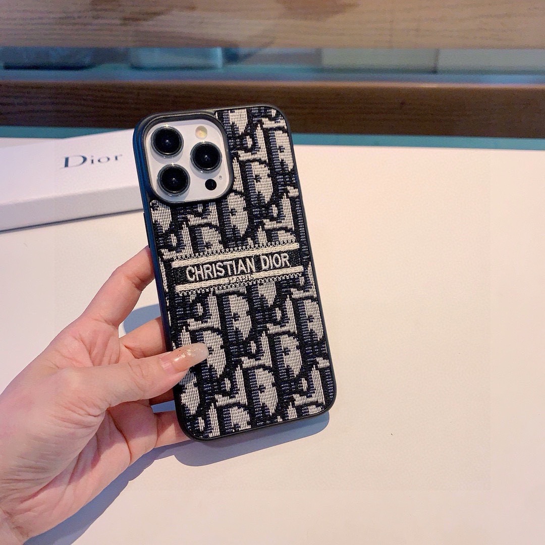 ✨新品上架✨Dior刺绣布艺全包手机壳型号：为了不出现报错型号，请打开本机查看手机设置显示的型号⚠️⚠️