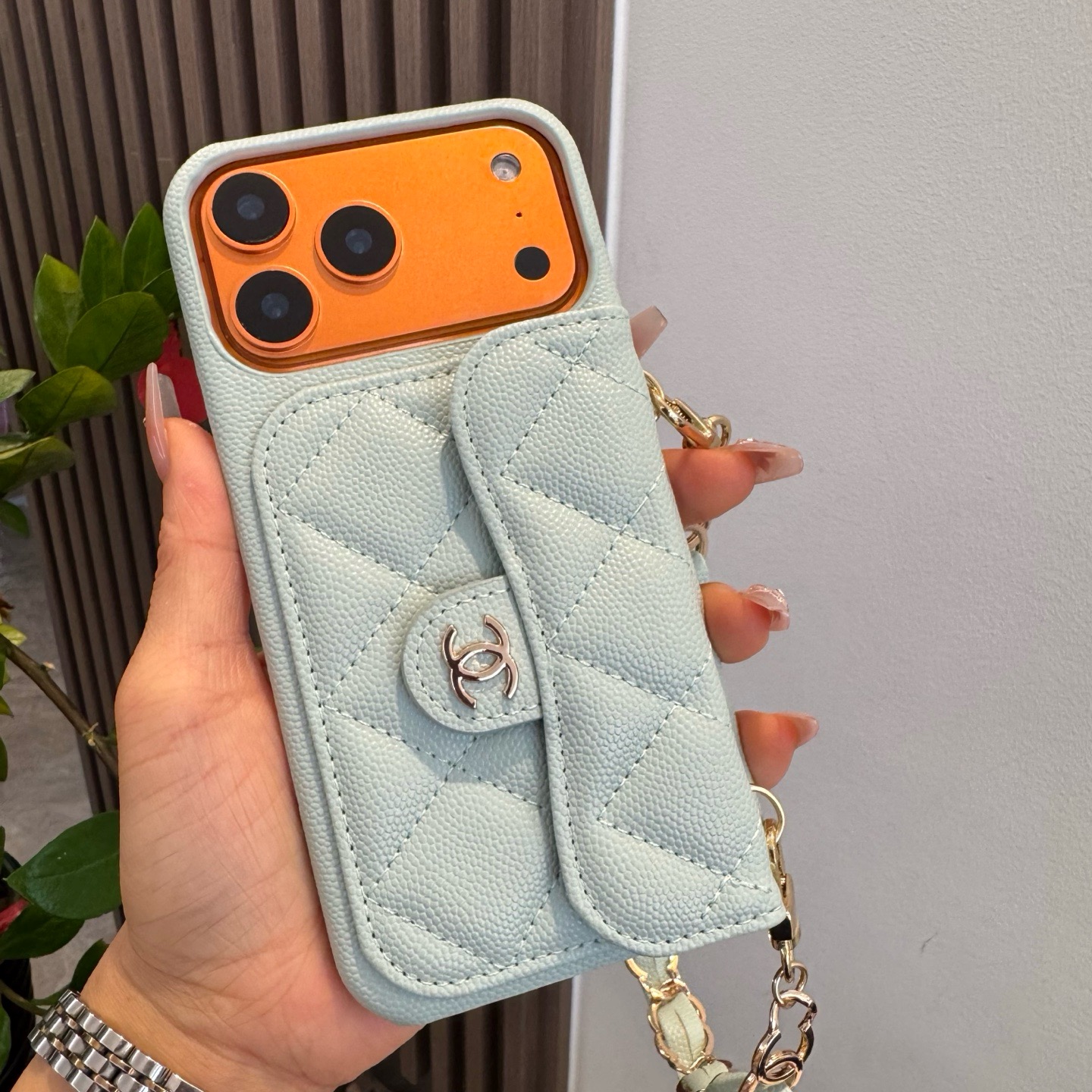 💃CHANEL💠香奈儿火爆时尚圈的手机壳专柜同款双C链条⛓️手腕带，鱼子酱皮菱格车线翻盖插卡，时尚潮流必