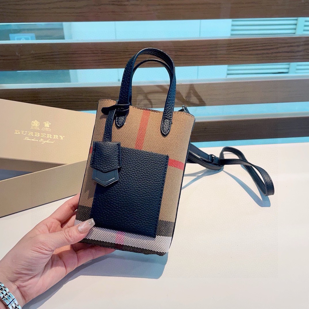 ❤️Burberry巴宝莉手机包，经典格子帆布拼接牛皮，斜挎小包官网同款生活出门不需要带现金的时代，这个