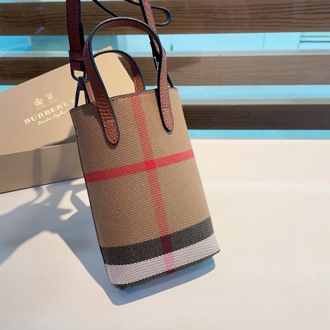 ❤️Burberry巴宝莉手机包，经典格子帆布拼接牛皮，斜挎小包官网同款生活出门不需要带现金的时代，这个