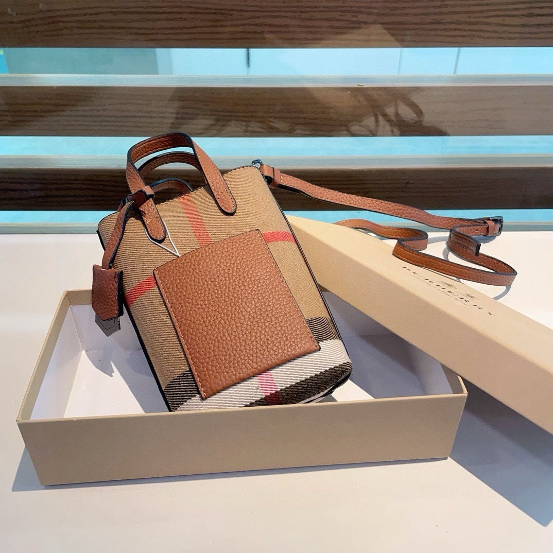 ❤️Burberry巴宝莉手机包，经典格子帆布拼接牛皮，斜挎小包官网同款生活出门不需要带现金的时代，这个