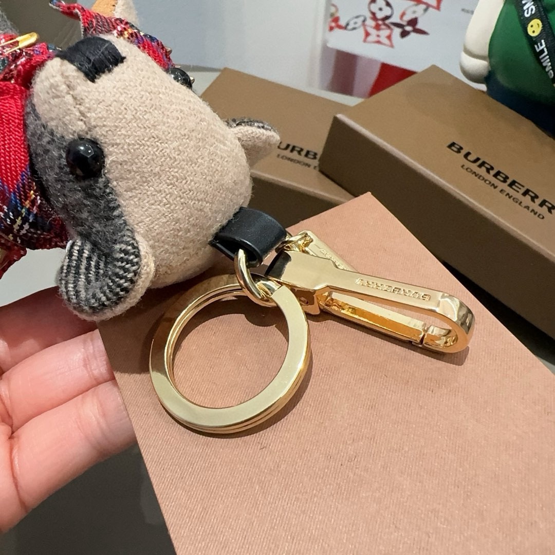 Burberry代工厂小熊🐻挂饰，巴宝莉格子风衣熊 肩膀铆钉 钥匙扣包包挂件  温柔到心里🥰 准备已久、