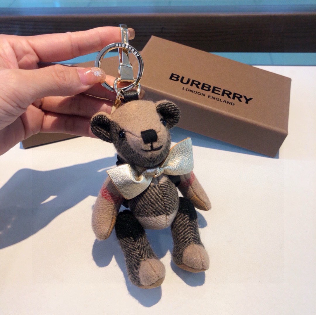 Burberry代工厂小熊🐻挂件治愈熊🐻，背上🎒泰迪熊钥匙扣挂件  温柔到心里🥰 准备已久、精致自留 ！