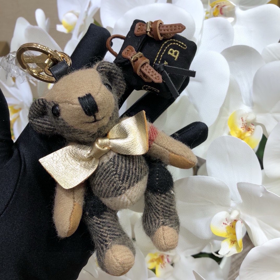 Burberry代工厂小熊🐻挂件治愈熊🐻，背上🎒泰迪熊钥匙扣挂件  温柔到心里🥰 准备已久、精致自留 ！
