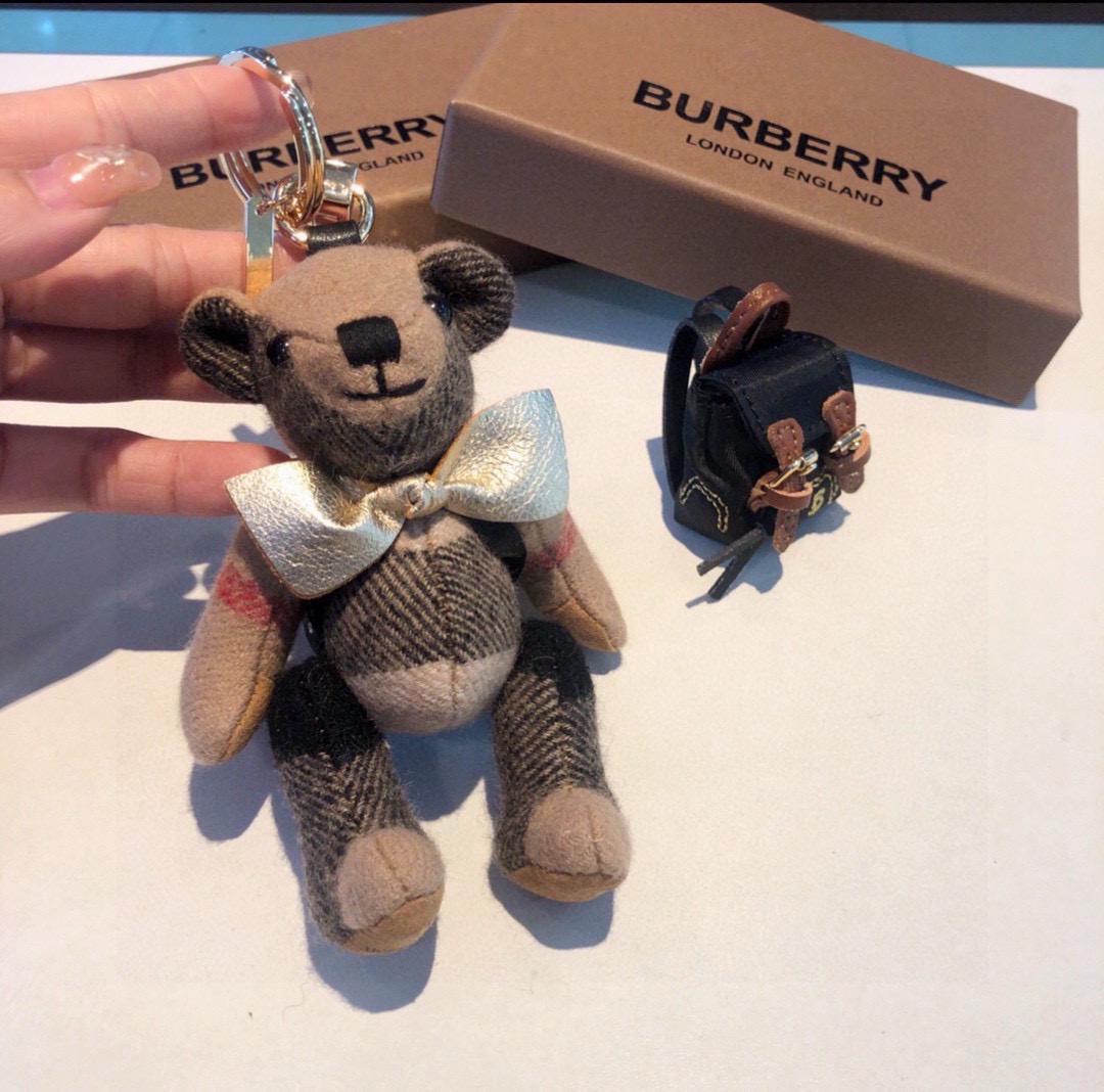 Burberry代工厂小熊🐻挂件治愈熊🐻，背上🎒泰迪熊钥匙扣挂件  温柔到心里🥰 准备已久、精致自留 ！