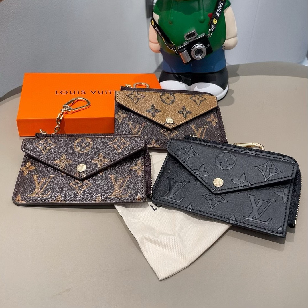 独家新品LV经典老花卡包，包包挂饰 多功能零钱包钥匙扣，超纤材质 多个卡位