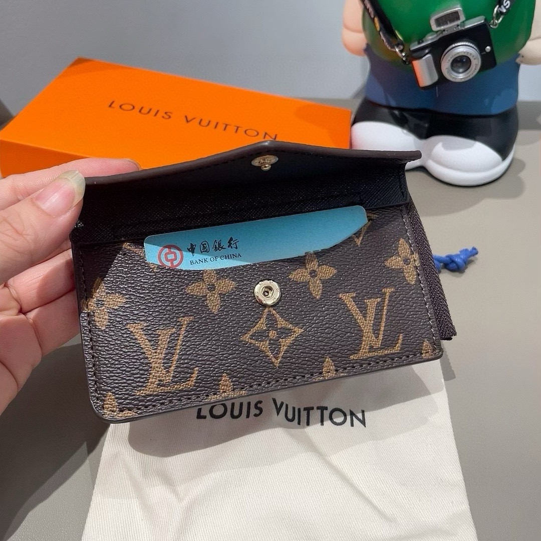 独家新品LV经典老花卡包，包包挂饰 多功能零钱包钥匙扣，超纤材质 多个卡位