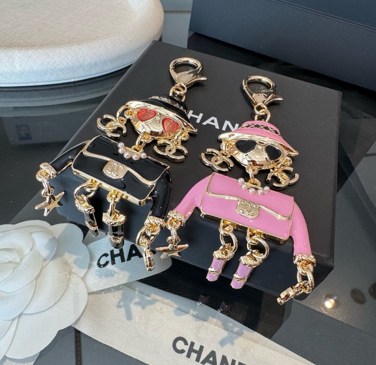 CHANEL香奈儿外星人钥匙扣挂件 ~包包挂饰车钥匙挂件珐琅搭配金属双C奢华与趣味并存。随身挂包/钥匙，
