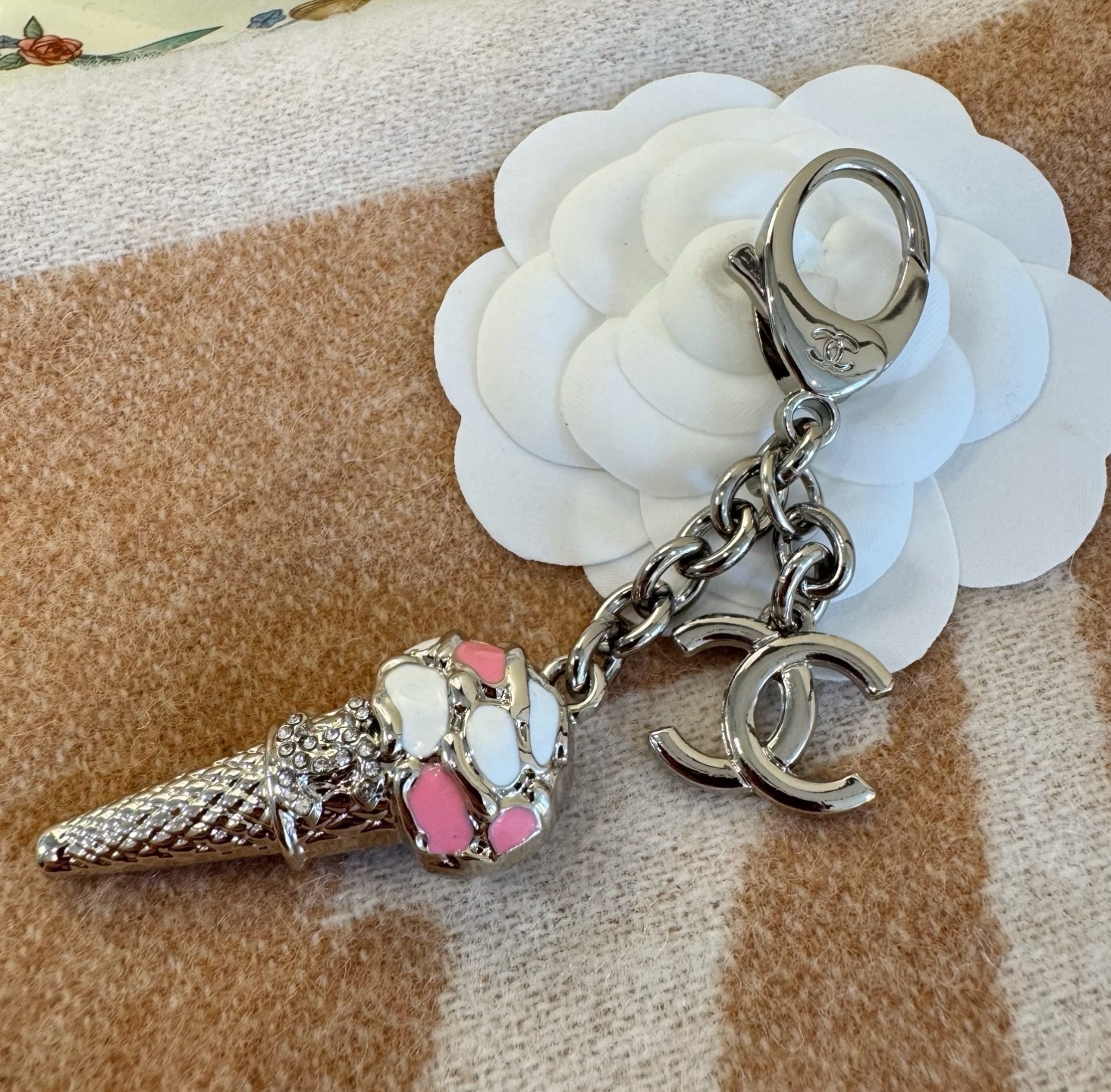 CHANEL香奈儿冰淇淋🍦钥匙扣挂件 ~包包挂饰车钥匙挂件精巧珐琅搭配双C标志，奢华与趣味并存。随身挂包