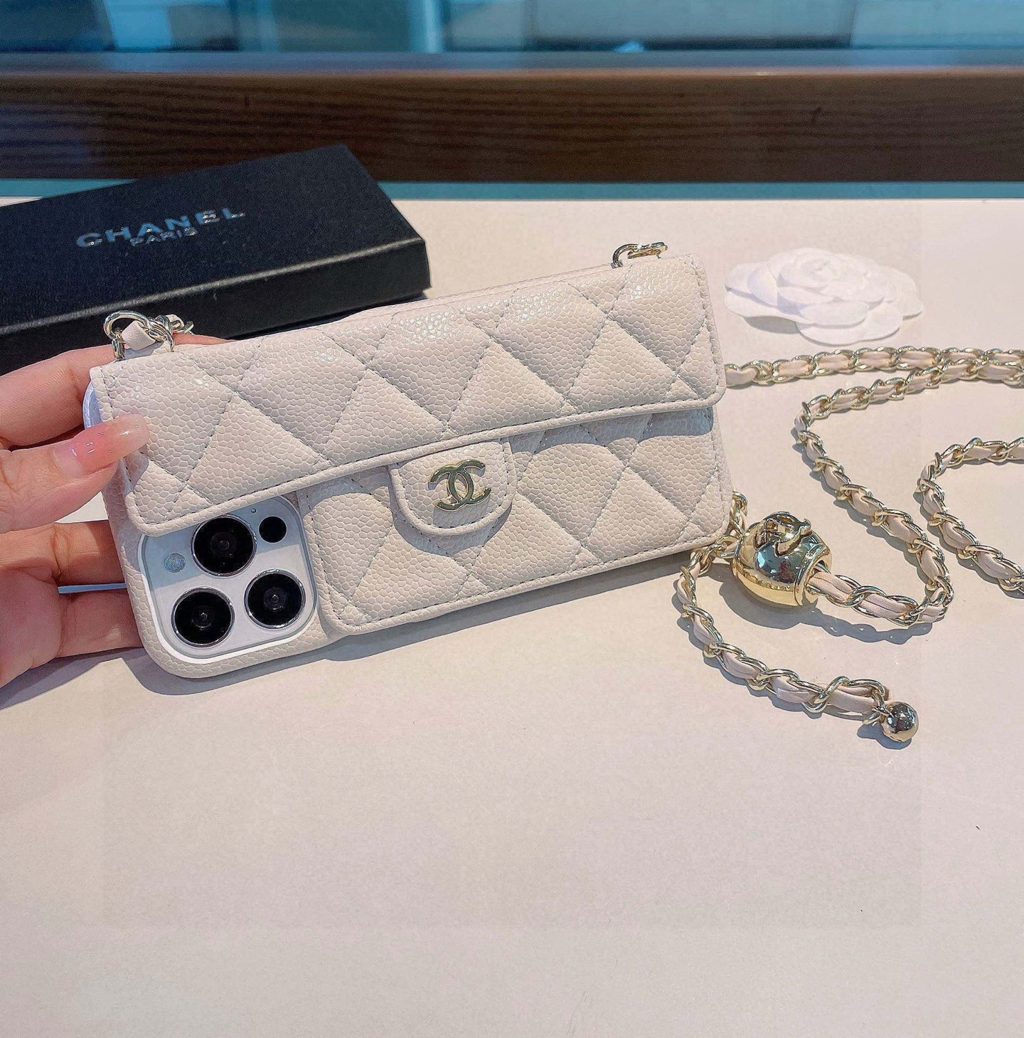 💃CHANEL💠香奈儿火爆时尚圈的手机壳专柜同款⛓链条双C小金球可调节链条长度鱼子酱皮菱格车线翻盖插卡，