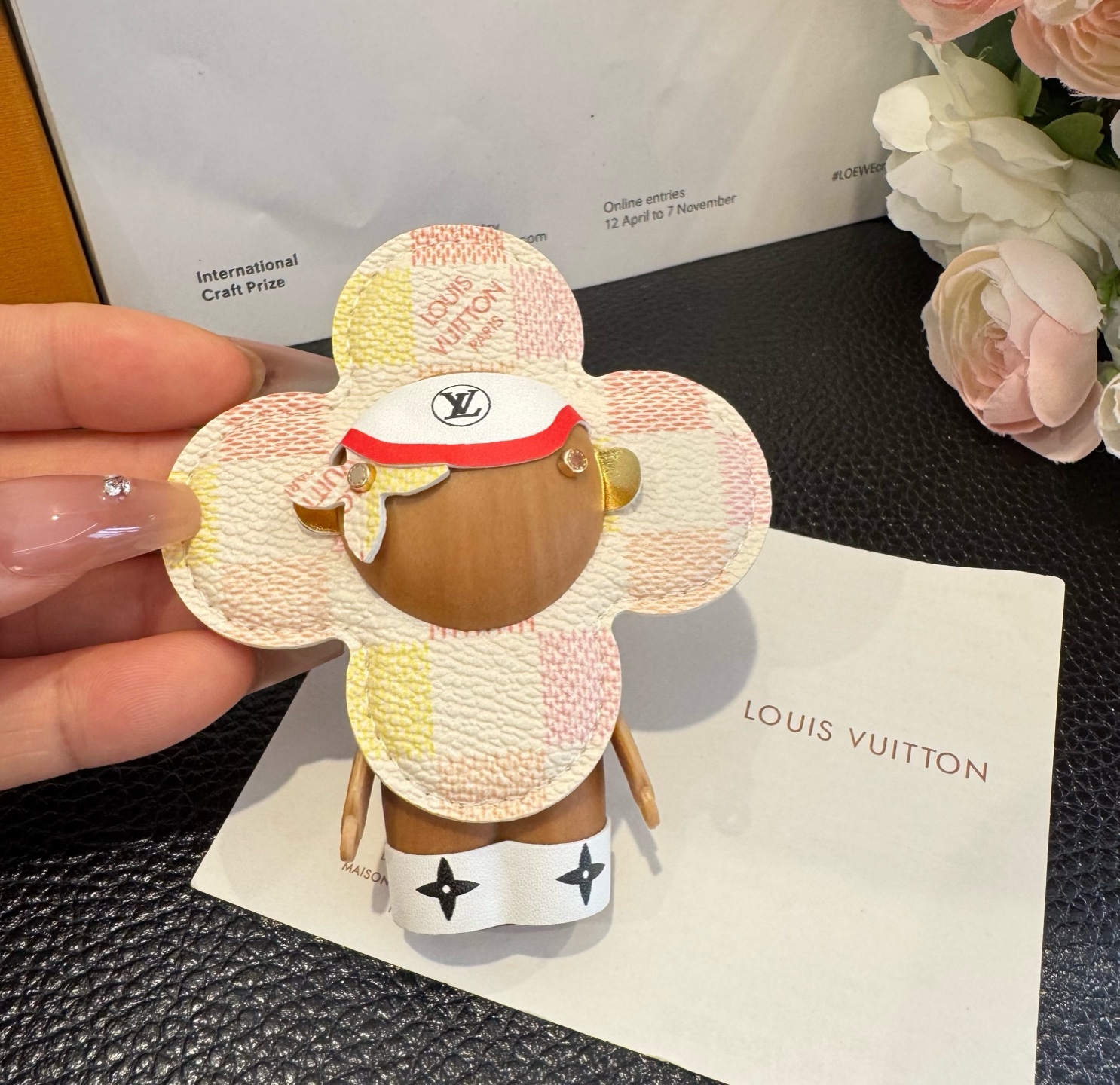 LOUIS VUITTON新款挂件包饰与钥匙扣。LV薇薇安太阳花包包挂件 手机壳挂件可满足各种时尚品味的