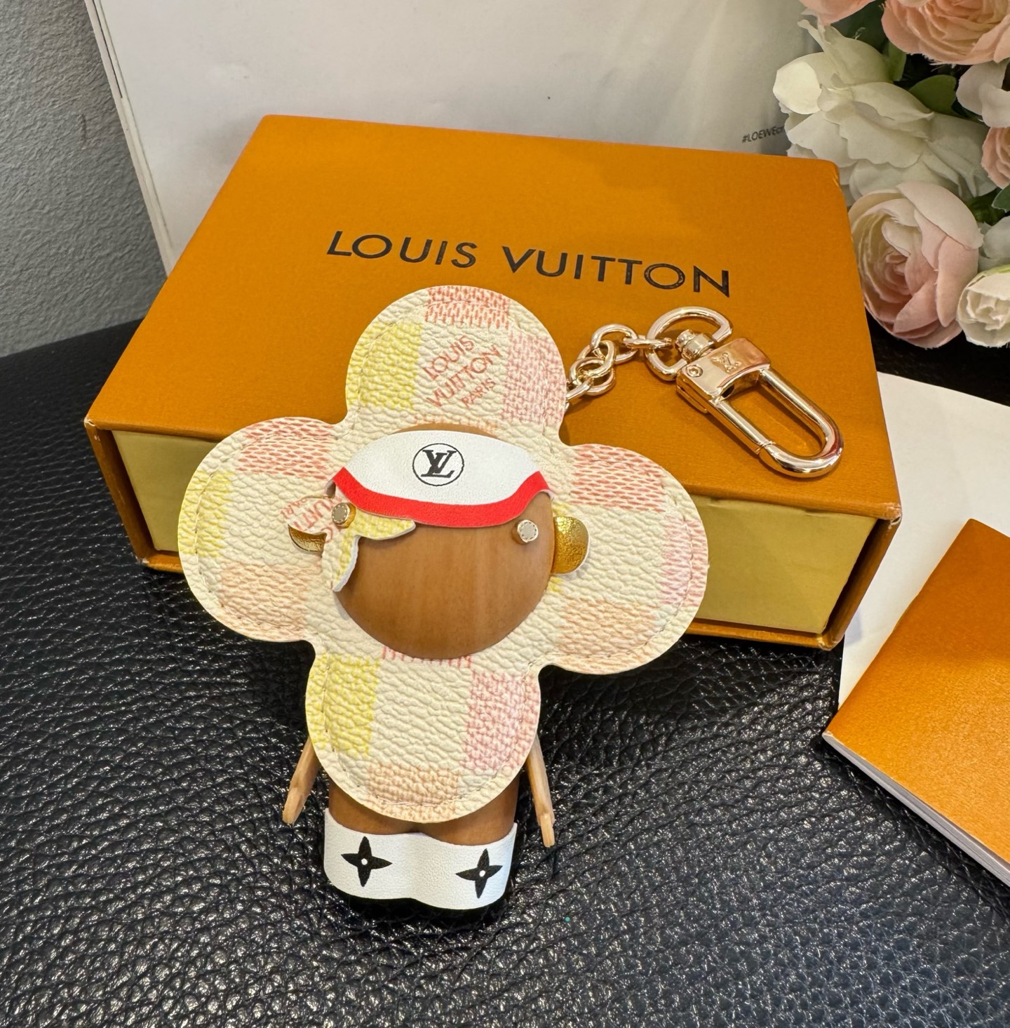 LOUIS VUITTON新款挂件包饰与钥匙扣。LV薇薇安太阳花包包挂件 手机壳挂件可满足各种时尚品味的