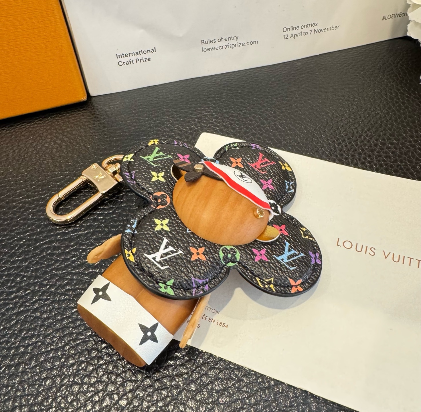 LOUIS VUITTON新款挂件包饰与钥匙扣。LV薇薇安太阳花包包挂件 手机壳挂件可满足各种时尚品味的